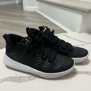 Under Armour shoes size youth 3.5, black with gold UA